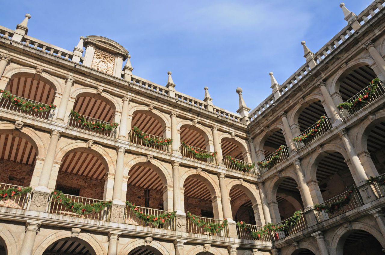 Colegio Mayor de San Ildefonso en Alcalá de Henares, de Rodrigo Gil de Hontañón. 