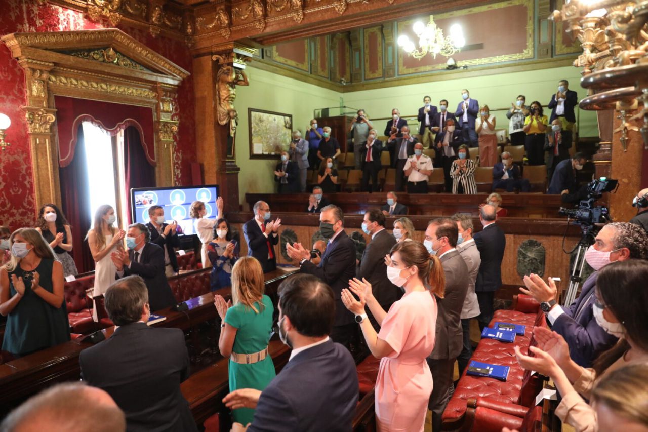 Al fondo, la tribuna de invitados