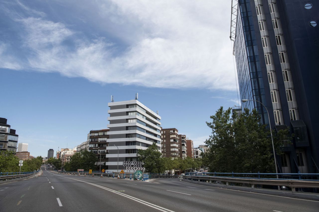 El paso elevado de Joaquín Costa-Francisco Silvela se ha cortado ante el riesgo de colapso.