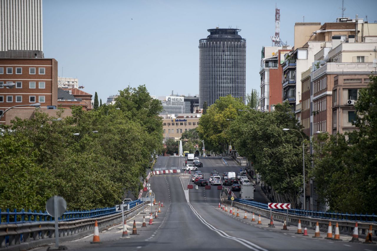 El paso elevado de Joaquín Costa-Francisco Silvela se ha cortado ante el riesgo de colapso.