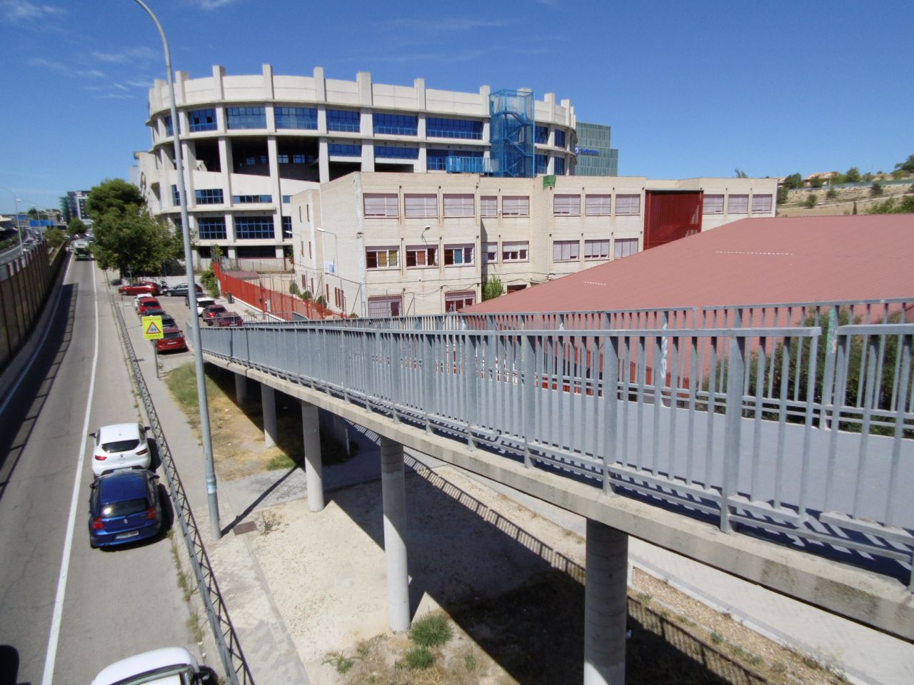 El colegio está encajonado junto a la M-40, con escasos accesos