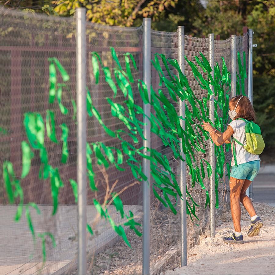 Los niños colocaron lazos verdes