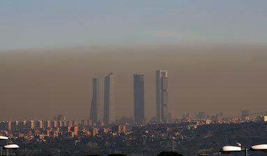 Imagen de archivo de contaminación en Madrid. (Foto: EFE)