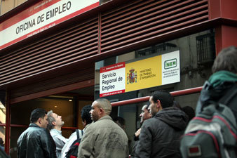 Colas del paro. (Foto: Nacho H. de Alba)