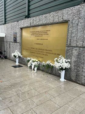 Como cierre del acto, la Asociación 11-M Afectados del Terrorismo y el público asistente han participado en la ofrenda floral por cada una de las 63 víctimas de la calle de Téllez.