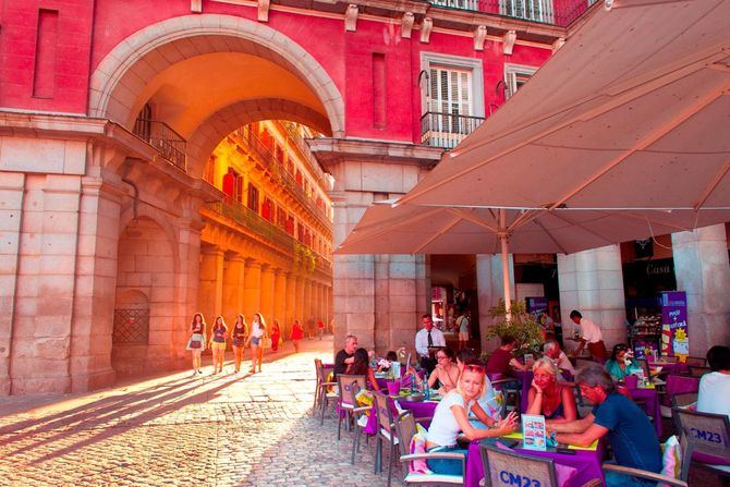 La Plaza Mayor, hoy vacía, nos sigue esperando en Madrid.