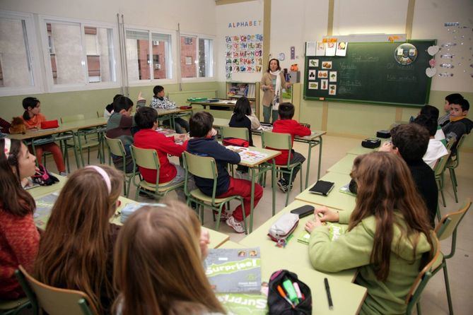 La Comunidad de Madrid ha decidido retrasar al mes de mayo el periodo de escolarización de los alumnos, que estaba previsto entre el 15 y el 29 de abril, por la situación de estado de alarma y la evolución del coronavirus.