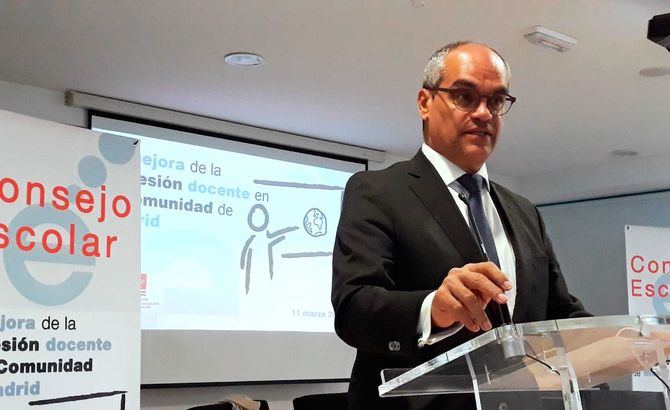 El consejero regional, Enrique Ossorio, ha asegurado que el anuncio de la ministra de Educación sobre la posibilidad de que el próximo curso las clases tengan la mitad de alumnos es imposible.