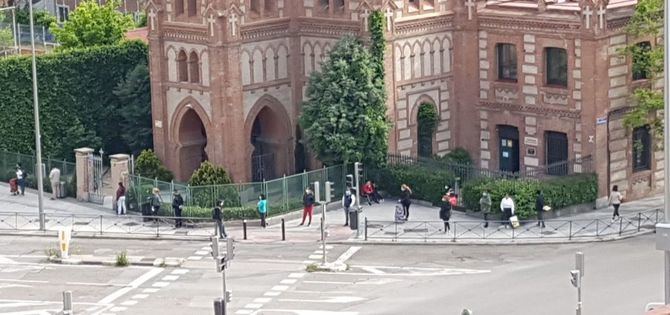 Colas para recoger alimentos en los puntos de ayudas sociales.