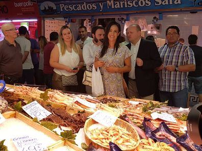 Begoña Villacís, y Miguel Ángel Redondo, en una visita al mercado de Las Ventas.