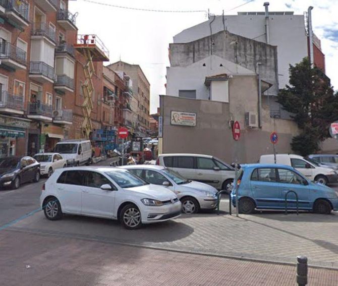 El Ayuntamiento estudia habilitar solares para aparcar y liberar espacio peatonal.