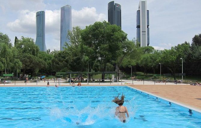 Una de las 22 piscinas municipales con las que cuenta la capital es la de Vicente del Bosque, en el distrito de Fuencarral-El Pardo.