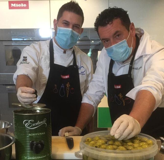 INTERACEITUNA se ha sumado a Miele España, la Fundación Goethe, la Fundación Federico Fliedner y la cadena de supermercados Lidl, que han hecho posible que el cocinero Roberto Capone elabore menús de alta calidad gastronómica y que estas cenas lleguen a familias afectadas por la crisis sanitaria.