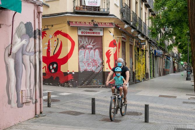 Los hosteleros de la zona estiman que abrirán varias terrazas de la calle Lavapiés, pero que Argumosa seguirá vacía durante la próximas dos fases de la desescalada.