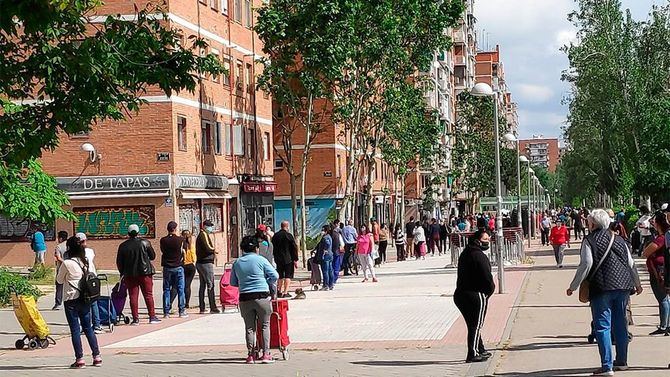 Colas para recoger alimentos en Aluche. 