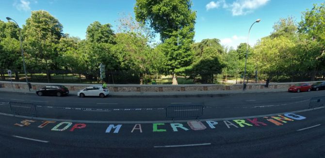 La peatonalización de Menéndez Pelayo durante la desescalada dio pie a esta efímera pintada contra el macroparking.