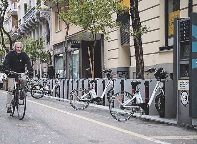 La Dirección General de Tráfico ha lanzado en sus redes sociales una campaña divulgativa para fomentar el uso de la bicicleta en las ciudades, haciéndolo coincidir con el avance de la fase de desescalada.