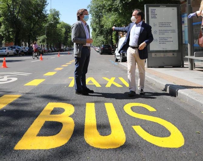 El alcalde, José Luis Martínez-Almeida, y el edil de Medio Ambiente, Borja Carabante, junto a uno de los nuevos carriles bus.