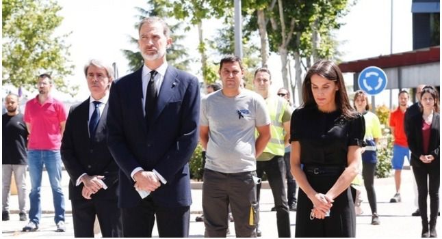 Don Felipe y Doña Leticia han guardado un minuto de silencio por las víctimas del Covid-19.