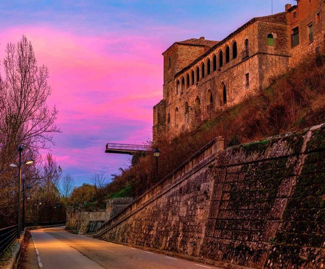 Almazán, 'el Forticado', villa soriana amurallada, está situada en un hermoso paraje rodeado de colinas y bañada por el rio Duero.