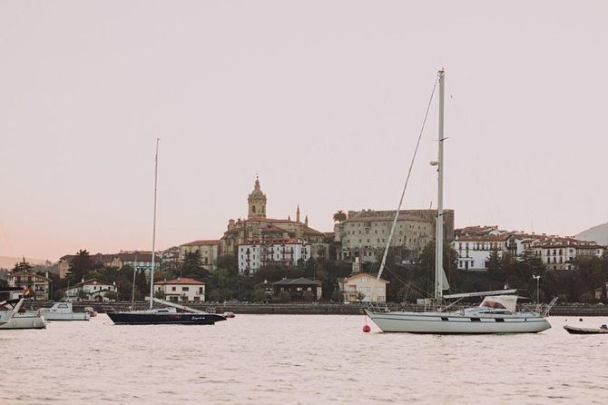 Hondarribia, ubicada junto al estuario del Bidasoa, además de la belleza de sus calles adoquinadas, goza de unas impresionantes vistas tanto de la campiña como del mar.