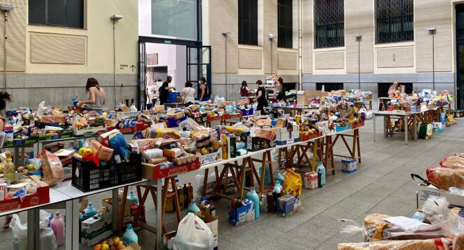 Las despensas solidarias se han multiplicado en Madrid, mientras las asociaciones vecinales piden al ayuntamiento que asuma la emergencia alimentaria.