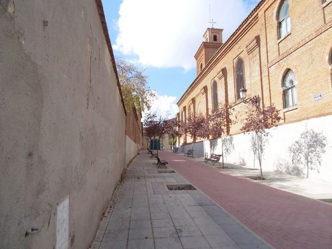 Fachada lateral de Los Paúles, pegada a la iglesia, que se demolerá para hacer un gimnasio.