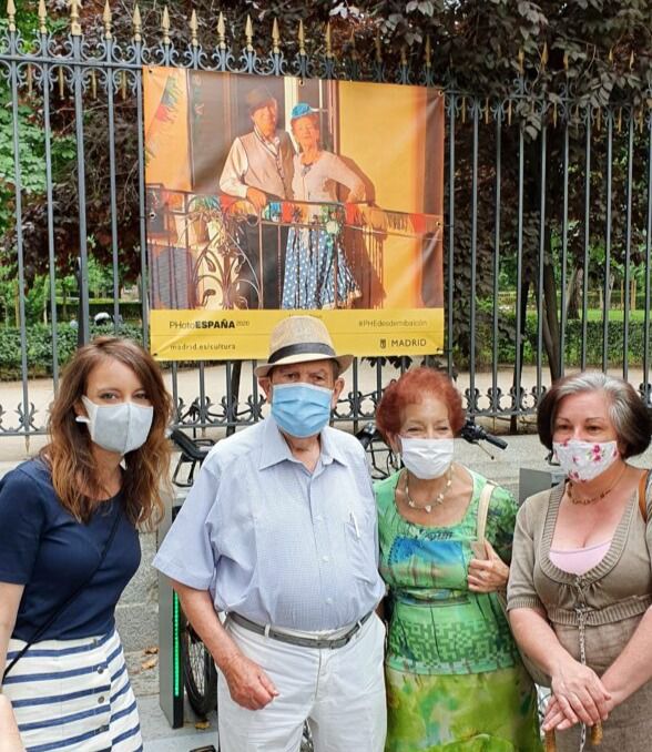 Andrea Levy con los protagonistas de una de las imágenes de PHEdesdemibalcón.