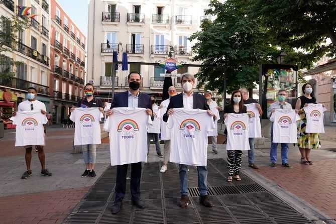 El vicepresidente regional afirma que “Metro sigue estando a la vanguardia y defendiendo los valores de la sociedad madrileña”. Metro de Madrid ha lanzado unas nuevas camisetas dentro de su línea de 'merchandising', con el logotipo de Metro, el arcoiris y el lema 'Somos tod@s'.