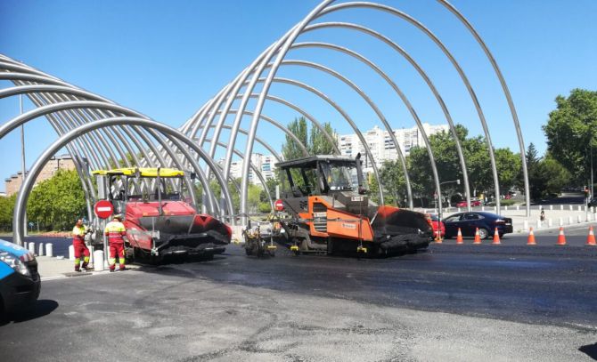 La operación asfalto comenzó en la Avenida de la Ilustración este domingo.