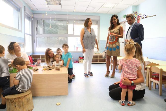  Begoña Villacís en una visita a la escuela infantil Ana de Austria, en Sanchinarro