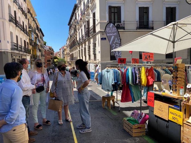 Este festival urbano se celebra el primer sábado de cada mes gracias a la suma de esfuerzos del Ayuntamiento, ACOTEX y los propios comerciantes.