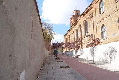 Fachada lateral de Los Paúles que se convertiría en un gimnasio, junto a la iglesia de San Matías.