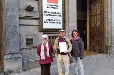 Los vecinos de Vallecas presentaron 5.000 firmas contra el plan de recoger la basura del Este.