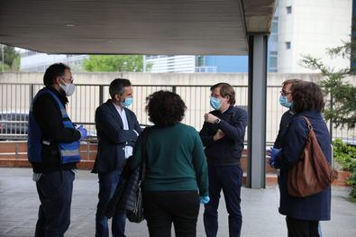 El alcalde, José Luis Martínez-Almeida, visitó el centro de servicios sociales Concepción Arenal.