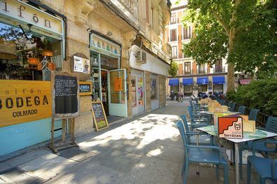 Una mesa alta y dos taburetes, para bares sin terraza