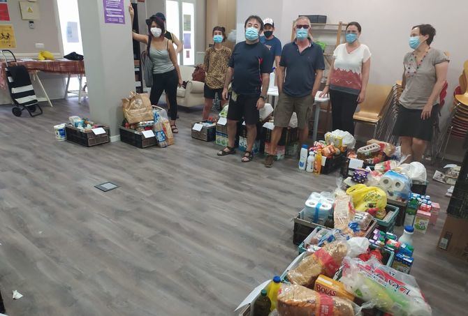 Voluntarios en la despensa de la Red de Cuidados de Guindalera.