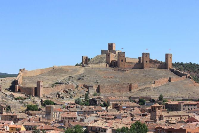 El Camino del Cid es una excusa perfecta para conocer España de forma diferente, siguiendo las huellas del héroe castellano, reviviendo sus aventuras y atravesando rincones únicos de nuestro país.