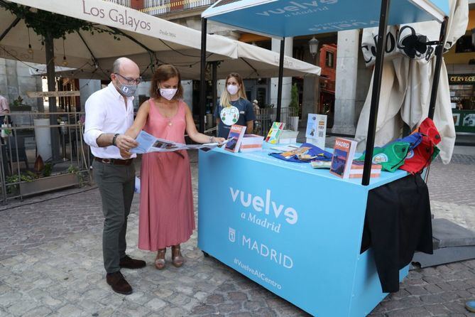 La concejala delegada de Turismo, Almudena Maíllo, acompañada por el concejal presidente del distrito de Centro, José Fernández han presentado, en La Plaza Mayor, la propuesta #VuelvealCentro. 