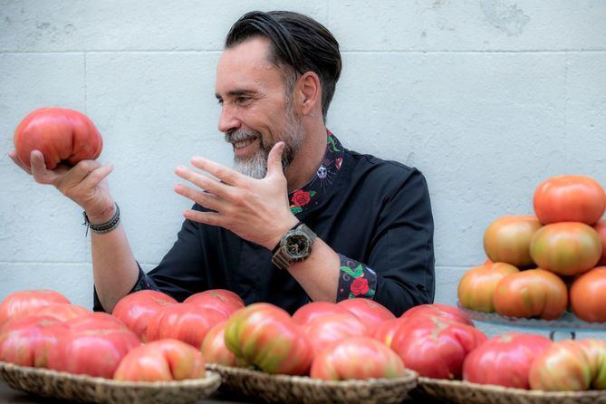 Javier Sánchez emplea más de 700 kilos de tomates al año, traídos verdes de la huerta de Carabaña, también de León y Navara. Los madura regulando la temperatura y la luz.