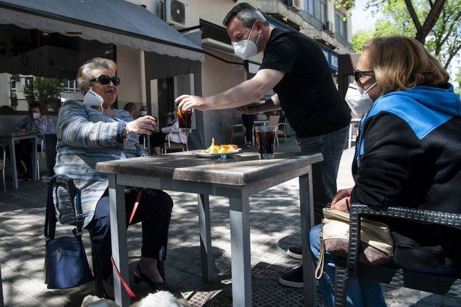 En hostelería, restauración, terrazas y bares/restaurantes de playa tendrá que haber un metro y medio de distancia entre mesas, con 10 personas como máximo por grupo.