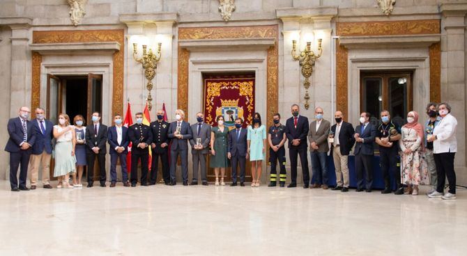 El alcalde ha querido agradecer a los bomberos y el resto de servicios esenciales su labor y dedicación desempeñada durante estos meses, reconocimiento que ha hecho extensivo también a la sociedad civil por su comportamiento durante la pandemia.