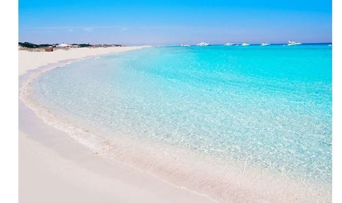 Las playas de Ses Illetes y de Llevant bordean la estrecha y maravillosa península de Es Trucadors, en Formentera, rivalizando con su arena blanca y aguas turquesas con las mejores playas del mundo.