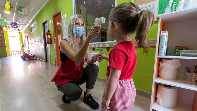 Cada centro docente dispondrá la forma de llevar a cabo la toma de temperatura diariamente con un termómetro sin contacto, evitando en todo caso aglomeraciones y asegurando el mantenimiento de la distancia interpersonal de al menos 1,5 metros.