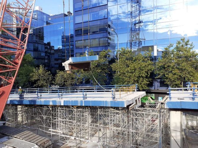 Actualmente. el tráfico está cortado en el puente que une las calles de Joaquín Costa y Francisco Silvela sobre la glorieta de López de Hoyos y Príncipe de Vergara para garantizar la seguridad de la zona. 