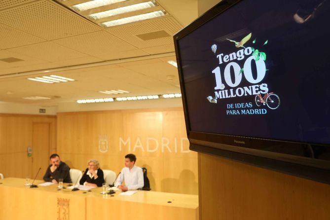 La alcaldesa, con Pablo Soto y Nacho Murgui, en la presentación de los Presupuestos Participativos 2018