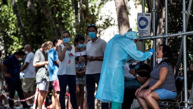 Viceconsejero de Salud Pública y Plan COVID-19 de la Comunidad de Madrid, Antonio Zapatero, ha afirmado que se están planteando 'medidas restrictivas' relacionadas con la concentración de personas y la movilidad de los ciudadanos en la Comunidad de Madrid.