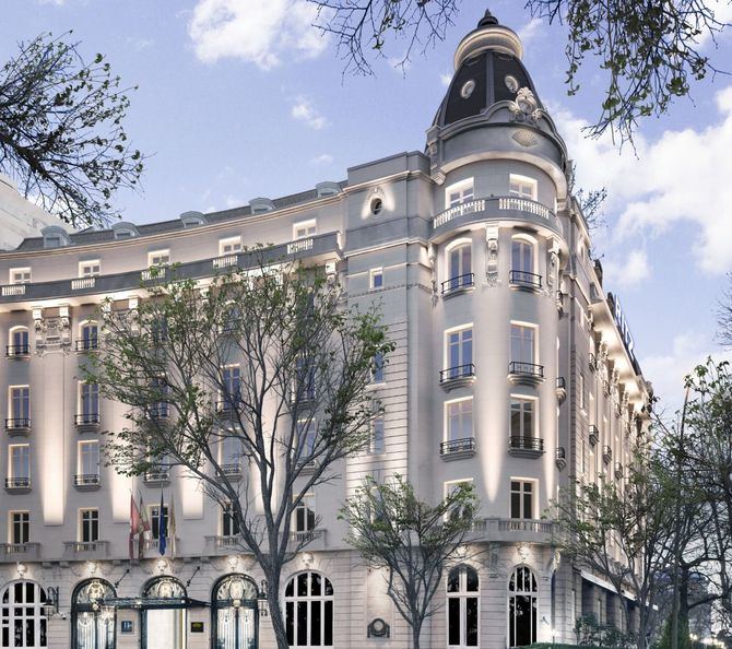 El Hotel Ritz, uno de los hoteles más lujosos y famosos de Madrid, reabrirá sus puertas rebautizado como Mandarin Oriental Ritz. 