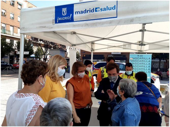 El alcalde, en un punto de información de Madrid Salud en Usera