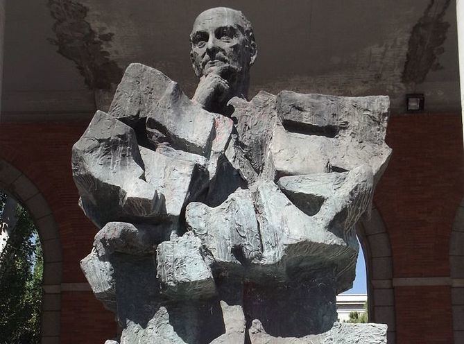 Estatua de Largo Caballero en Nuevos Ministerios